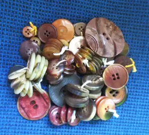 LOT BOUTONS DIVERS MARRON/BEIGE EN PLASTIQUE