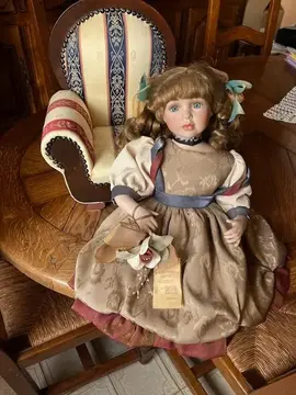 Donne poupée porcelaine et son fauteuil