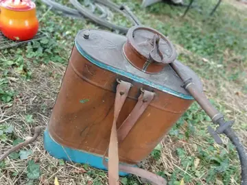 Ancien pulvérisateur en cuivre