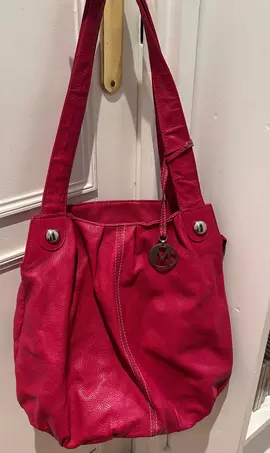 sac à main rouge en cuir