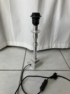 Pied de lampe argenté