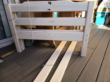 Lit simple en bois massif