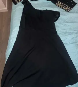 élégante petite robe noire asymétrique avec une coupe évasée taille s