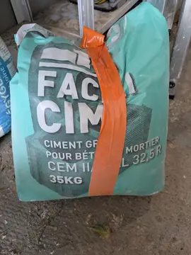ciment gris sac entamé