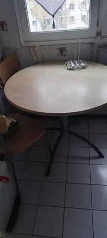 Table ronde et 3 chaises assorties