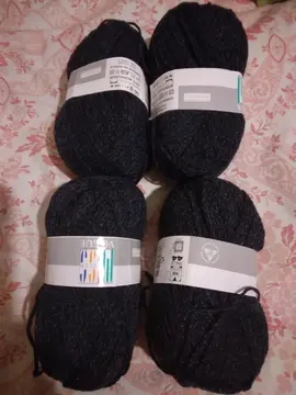 pelotes de laine noire