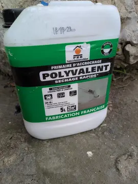 primaire d'accroche bidon entamé