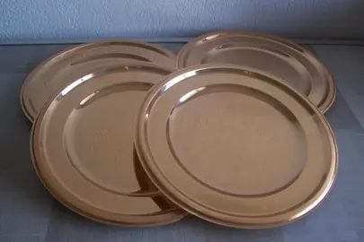 Plats dorés plastique