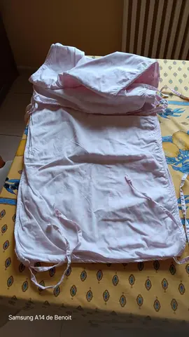 Contour de lit blanc et rose taché pour utilisation comme chute de tissu