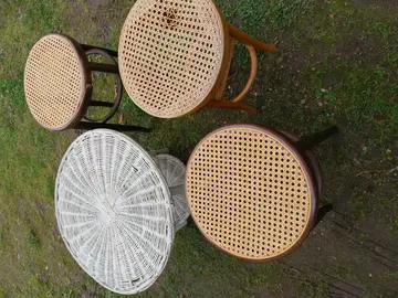 PETITE TABLE ET DIVERS TABOURETS A RENOVER