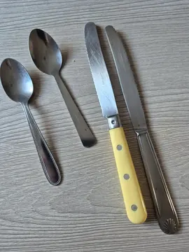 2 cuillleres et 2 couteaux