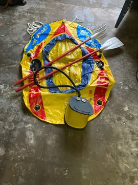 petit canot gonflable avec rames et gonfleur