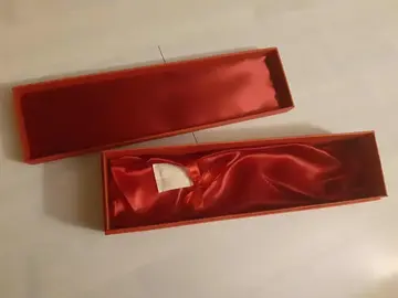 Belle boîte en carton ayant contenu une rose