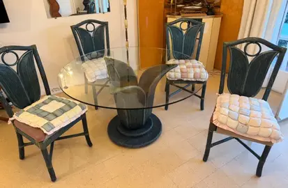 table et chaises en rotin bleu