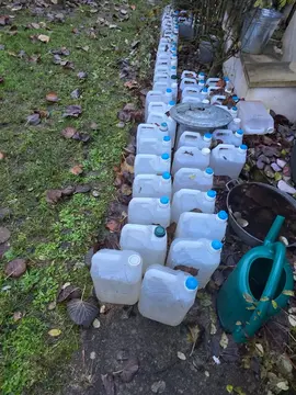 donne bidons de 5 litres utilisés pour l’eau de pluie
