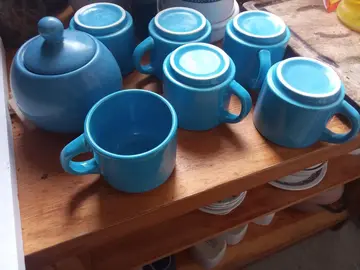 6 tasses et son sucrier