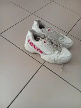 basket Levi's taille 37