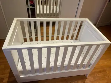 lit bébé en bois avec matelas
