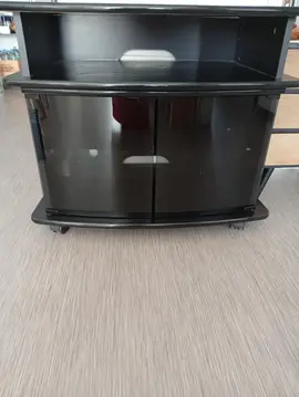 MEUBLE DE TV NOIR, VITRES TEINTEES, A ROULETTES BON ETAT