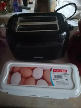 grille pain et boîte à oeufs