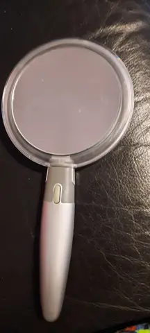 miroir avec éclairage une face grossissante