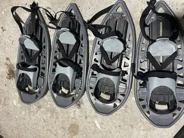 deux paires de raquettes à neige