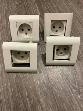 4 Prises Électriques Blanches