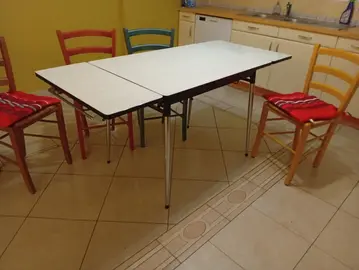 table de cuisine en formica et chaises