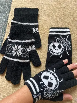 une paire de gants et une paire de mitaines