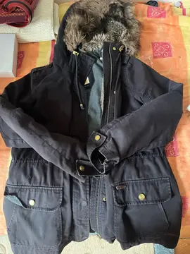 une. Parka doudoune, taille M.