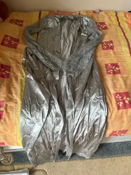 un. Déshabillé en satin.