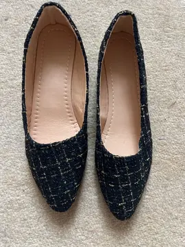 une paire de chaussures noires et dorée, taille 39