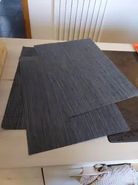 3 sets de table gris