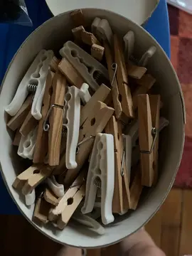 plusieurs pinces à linges