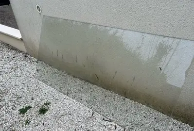 plaque de verre placée sur table de jardin