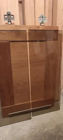 deux étagères en verre fumé