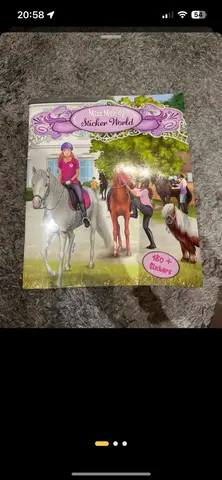 livre fillette avec stickers