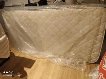 donne 2 matelas 90x200 en bon état avec auréoles restantes après nettoyage