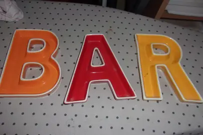 Plat en forme de lettres