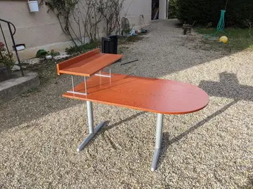 donne un bureau en bois foncé