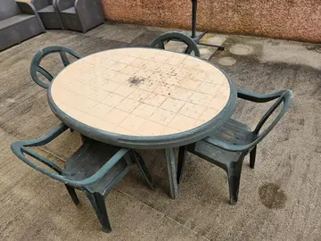 table de jardin et 4 chaises