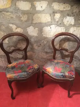 2 chaises trés ancienne , bois en excellent état , assises à refaire