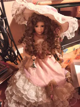 grande poupée en porcelaine