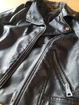 Veste en cuir noir abîmé pour de l'upcycling