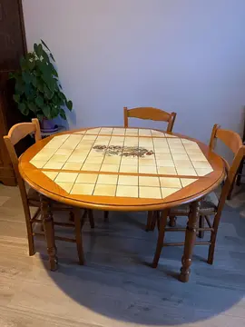 table ronde en bois et ses 5 chauses