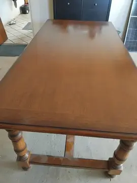 table en bois coloris chêne foncé avec 6 chaises