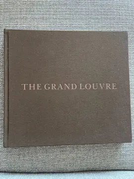 grand livre en anglais sur Le Louvre