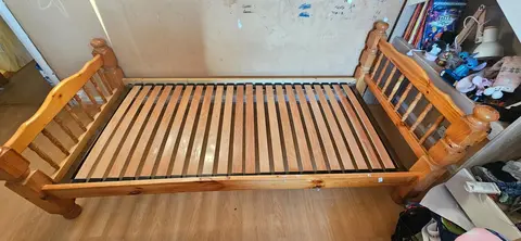 Lit en bois et sommier 90x190