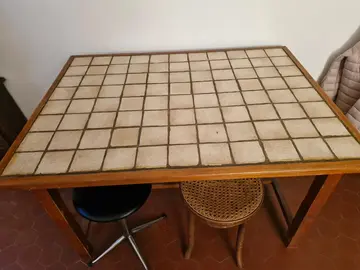 table en bois carrelé