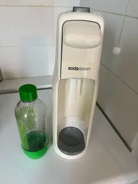 Machine soda stream avec une cartouche déjà en place et une bouteille associée